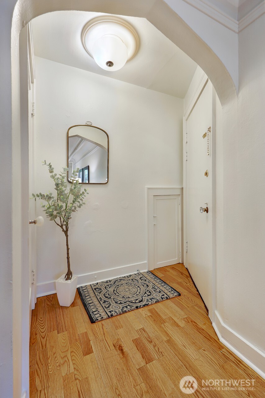 525 16th Avenue E #102, Seattle, WA 98112