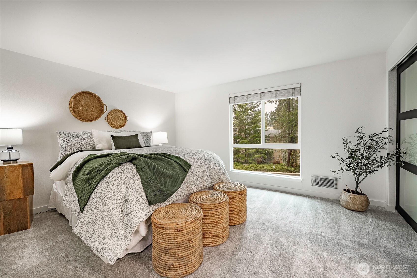 1607 102nd Place NE #D1, Bellevue, WA 98004