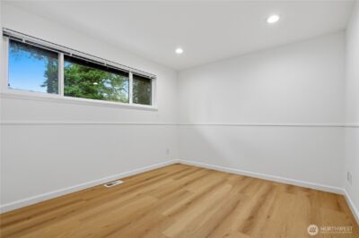 10627 SE 18th St , Bellevue, WA 98004 - Photo 15
