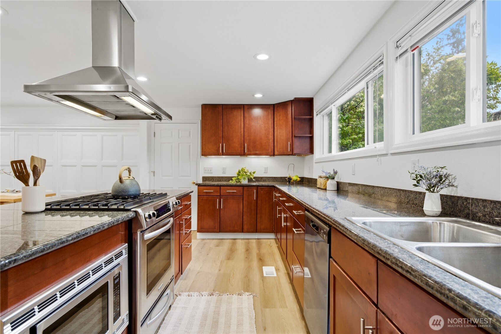 10627 SE 18th St , Bellevue, WA 98004