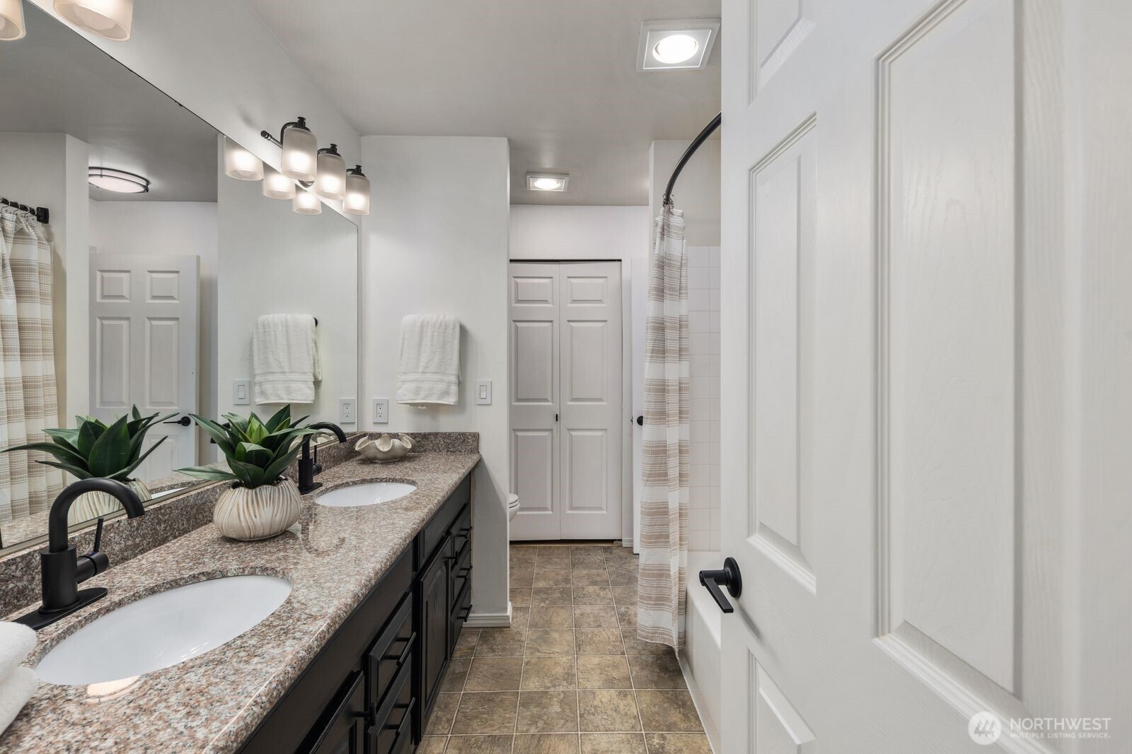 8823 Holly Drive #D204, Everett, WA 98208