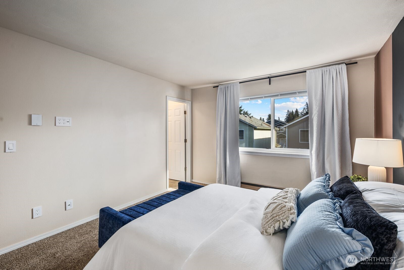 8823 Holly Drive #D204, Everett, WA 98208