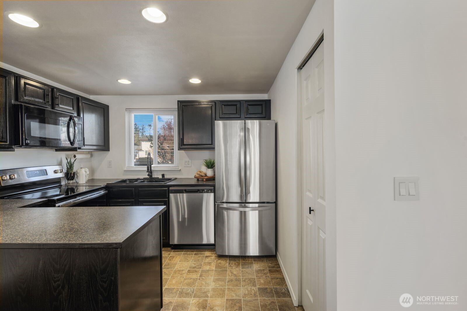 8823 Holly Drive #D204, Everett, WA 98208