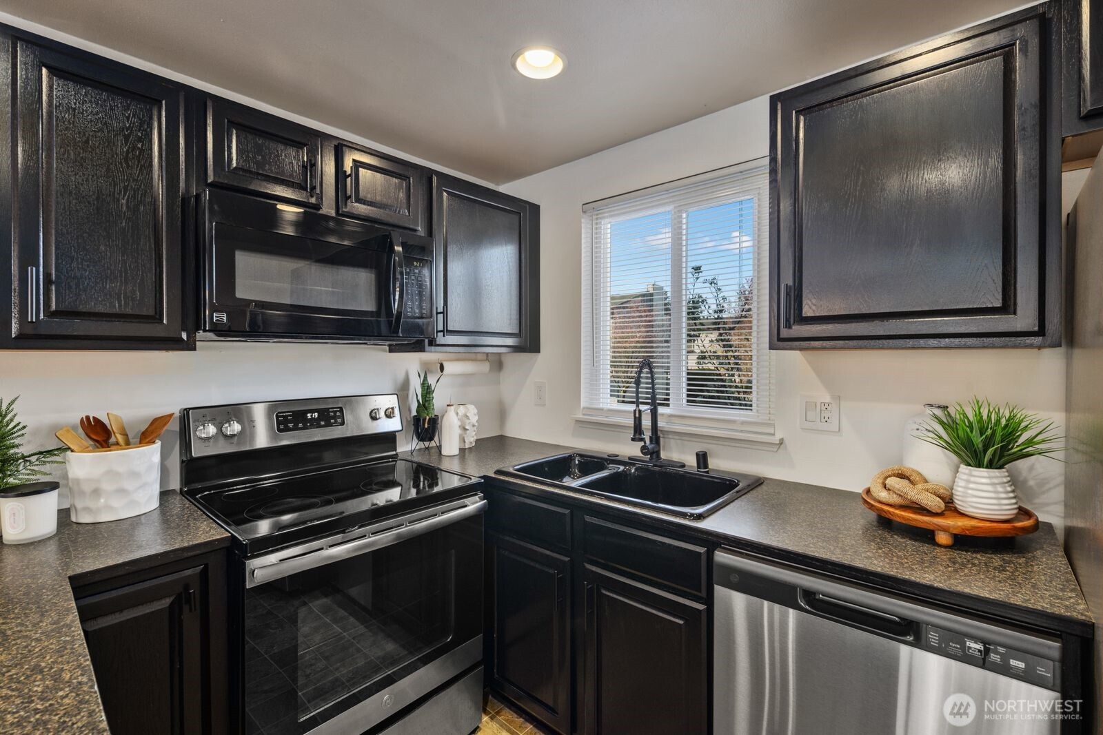 8823 Holly Drive #D204, Everett, WA 98208