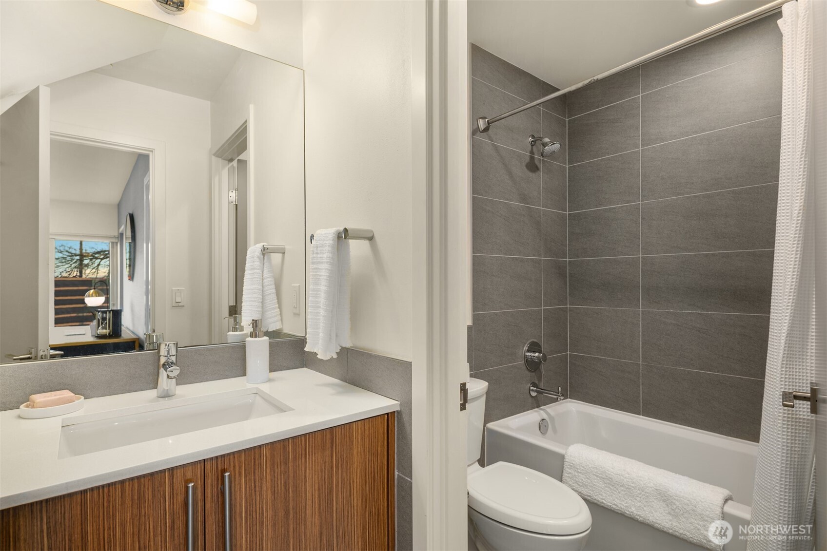 928 34th Avenue , Seattle, WA 98122