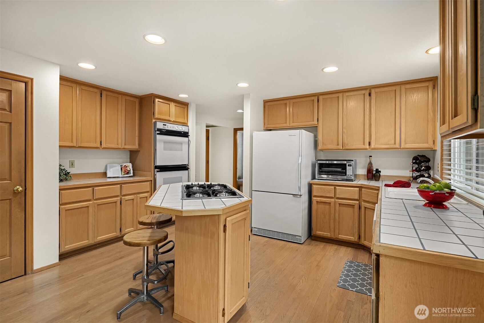 2122 221st Place NE, Sammamish, WA 98074