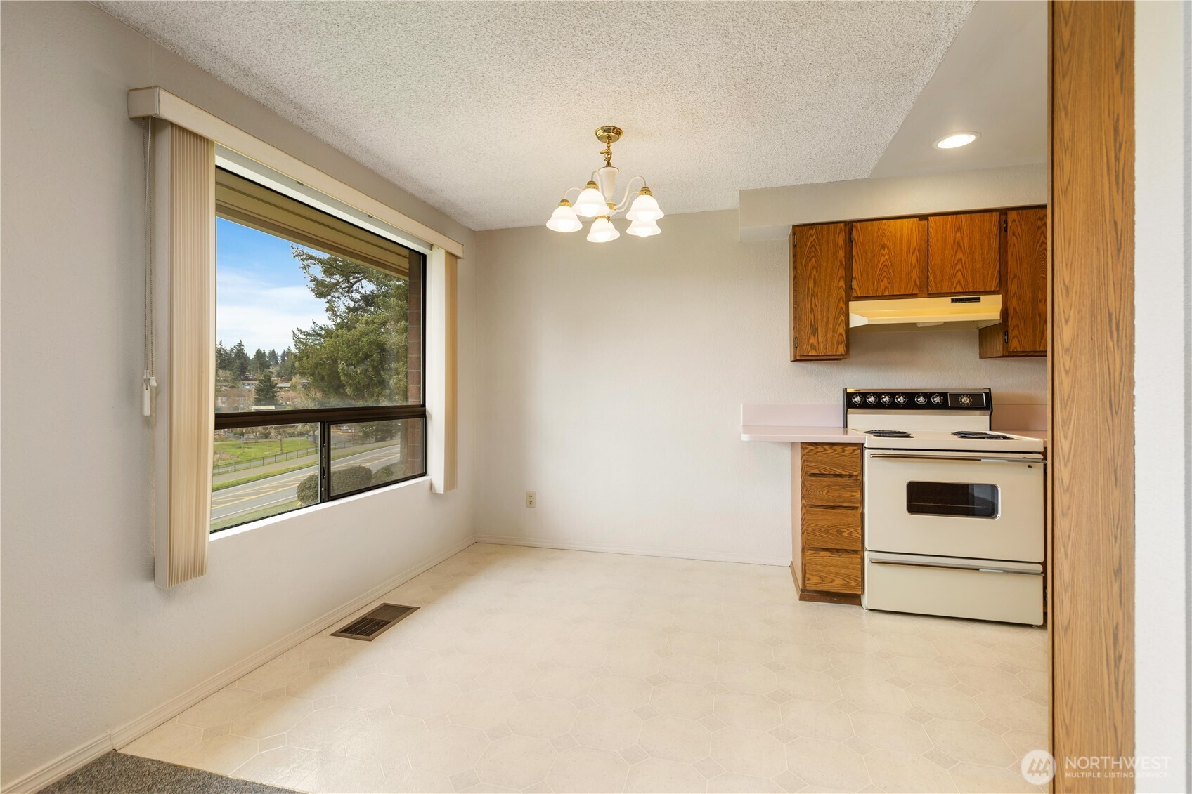 23305 Lakeview Drive #C204, Mountlake Terrace, WA 98043