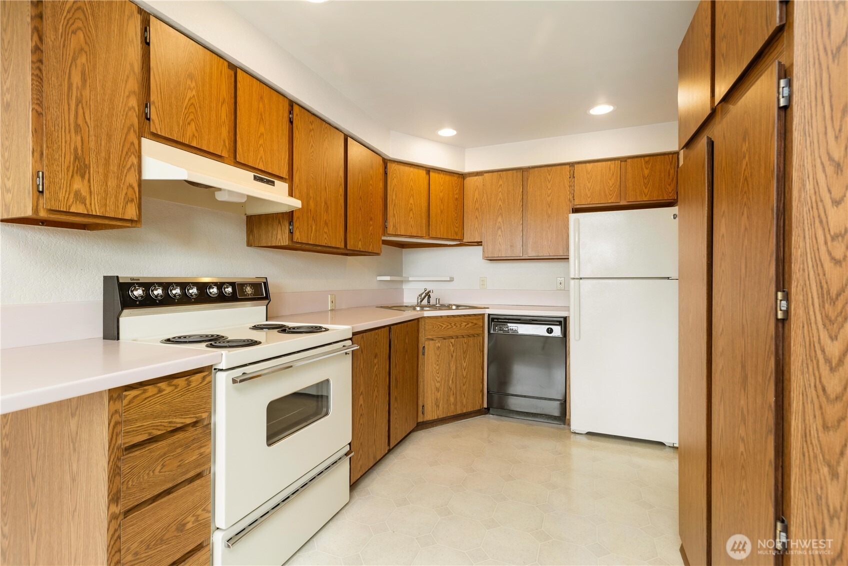 23305 Lakeview Drive #C204, Mountlake Terrace, WA 98043