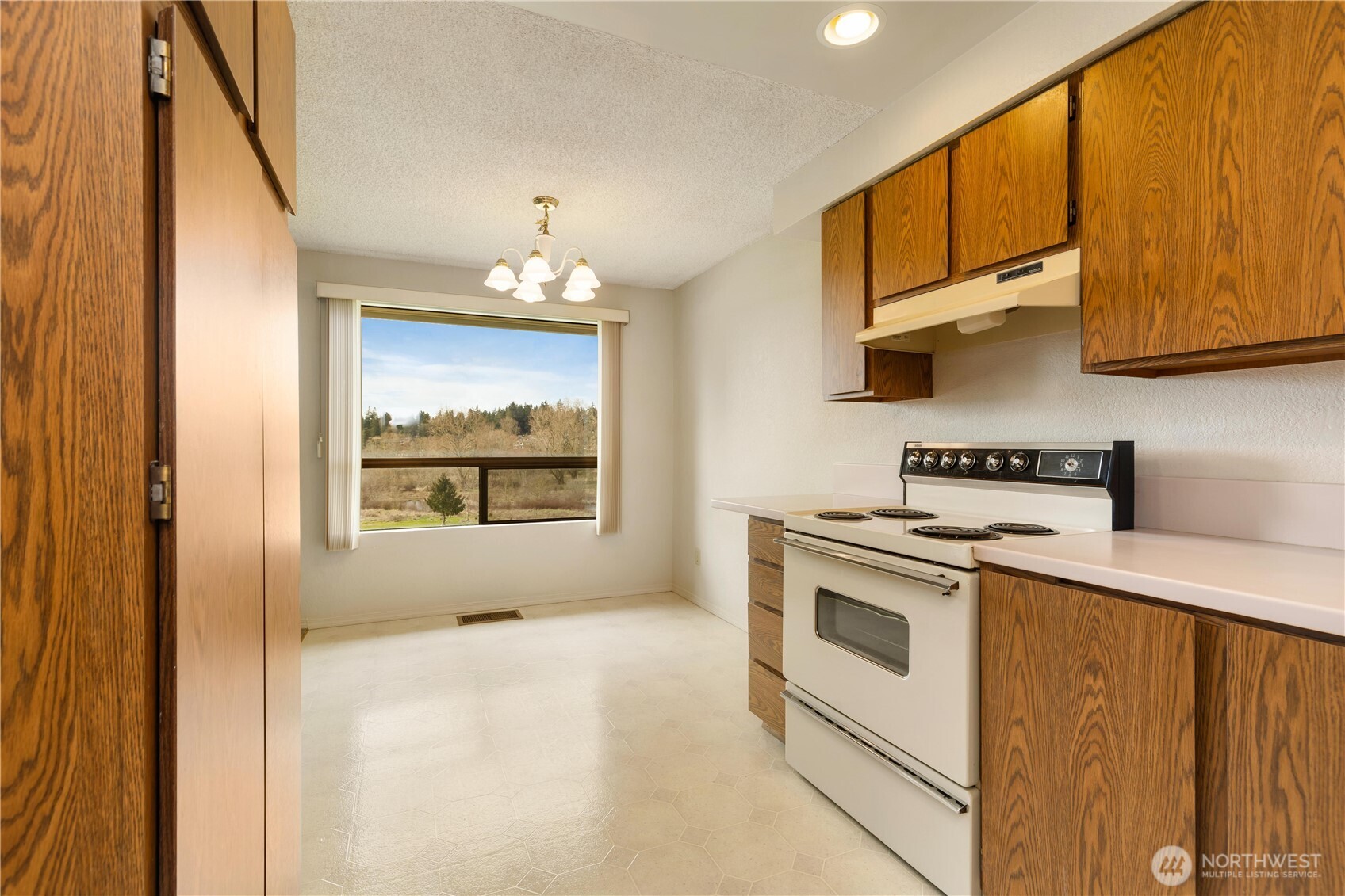 23305 Lakeview Drive #C204, Mountlake Terrace, WA 98043