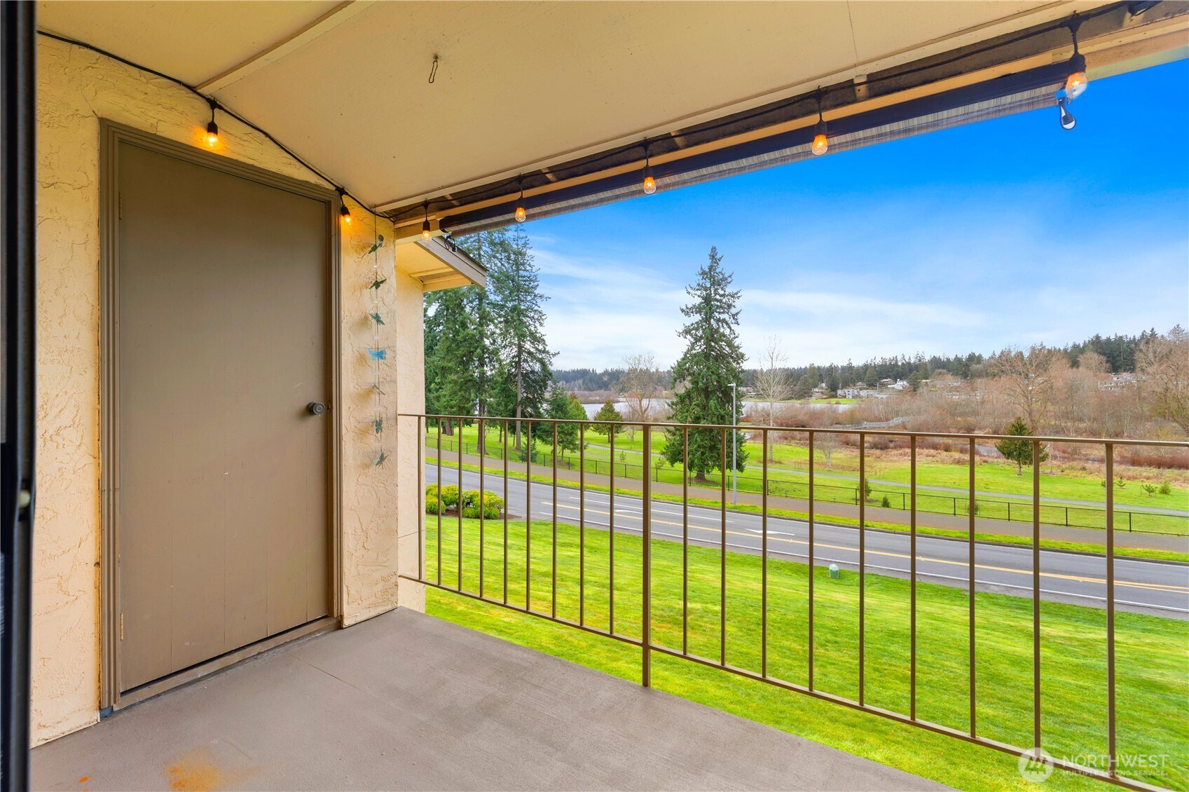 23305 Lakeview Drive #C204, Mountlake Terrace, WA 98043