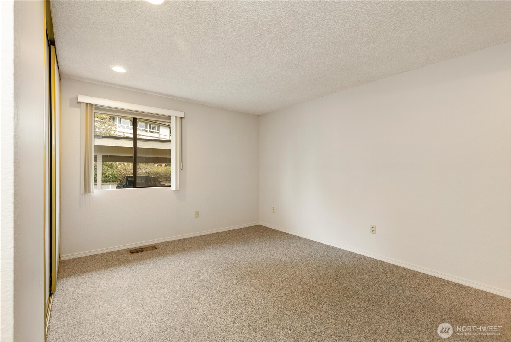 23305 Lakeview Drive #C204, Mountlake Terrace, WA 98043