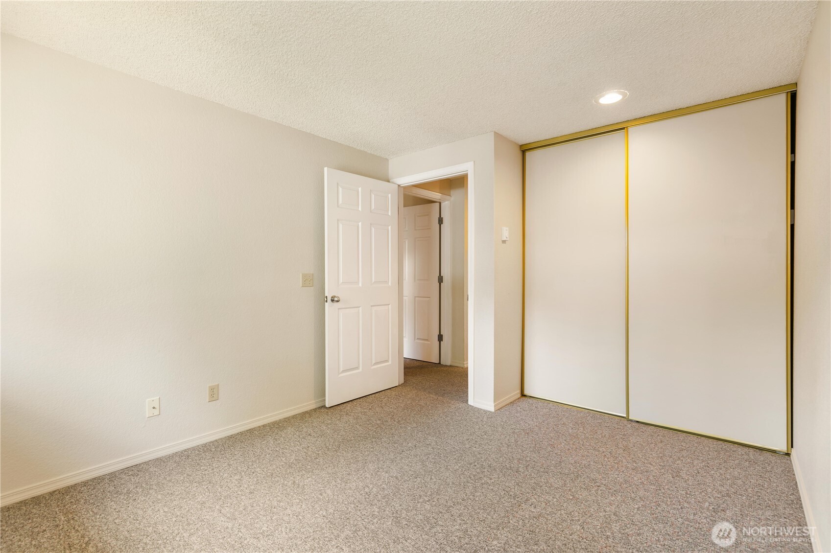 23305 Lakeview Drive #C204, Mountlake Terrace, WA 98043
