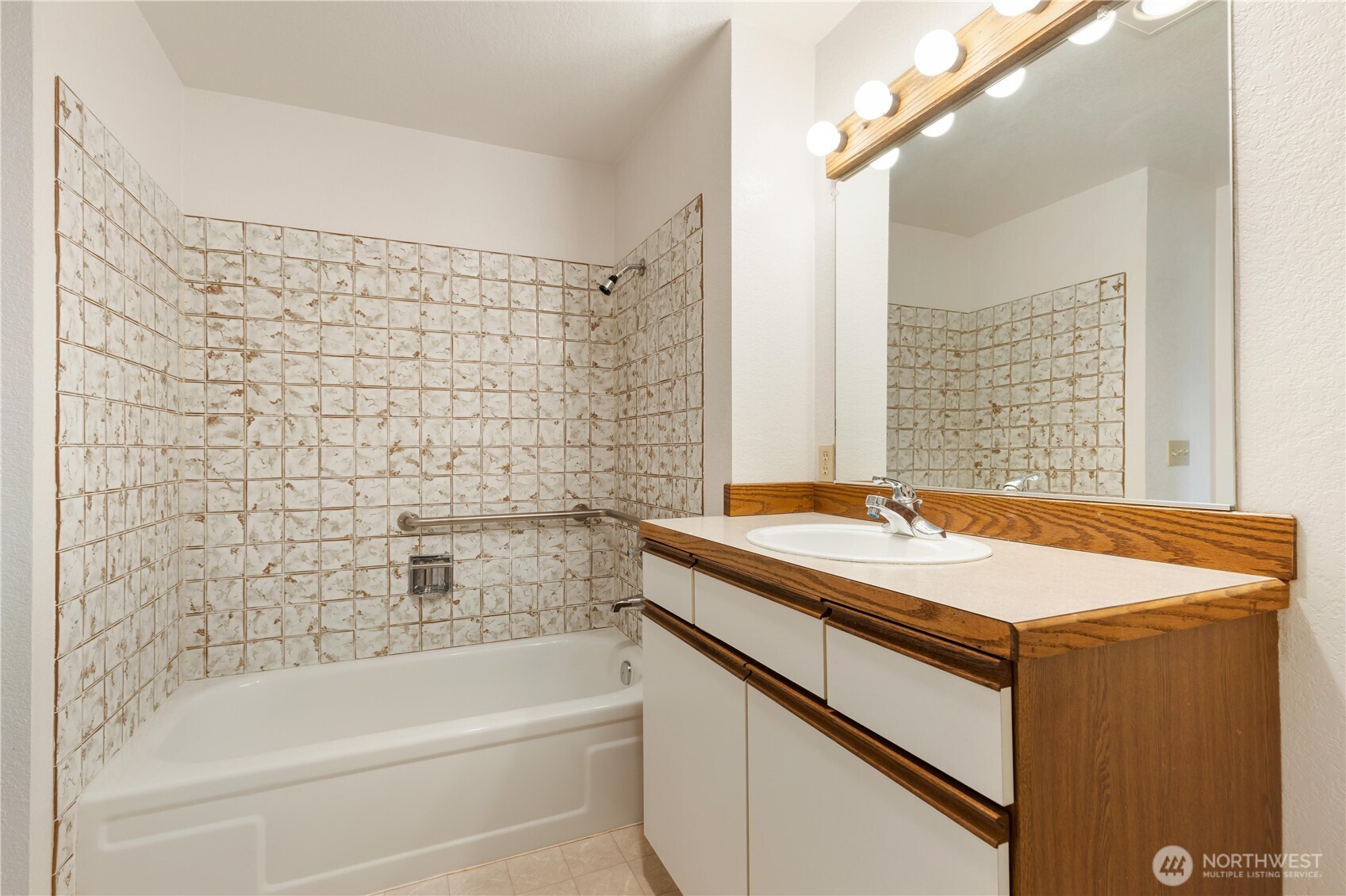 23305 Lakeview Drive #C204, Mountlake Terrace, WA 98043