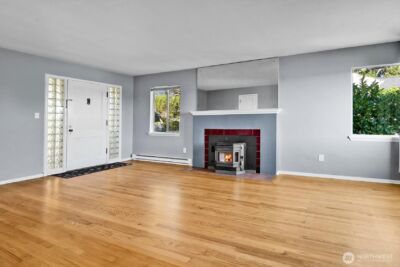 10742 Lakeside Avenue NE, Seattle, WA 98125 - Photo 4