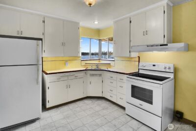 10742 Lakeside Avenue NE, Seattle, WA 98125 - Photo 9