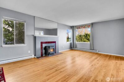 10742 Lakeside Avenue NE, Seattle, WA 98125 - Photo 3