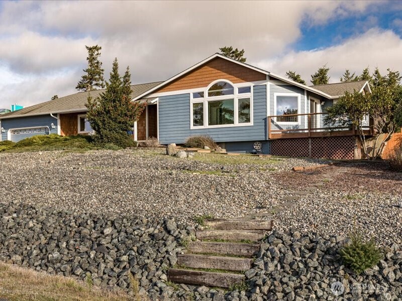 670 El Prado Avenue , Coupeville, WA 98239