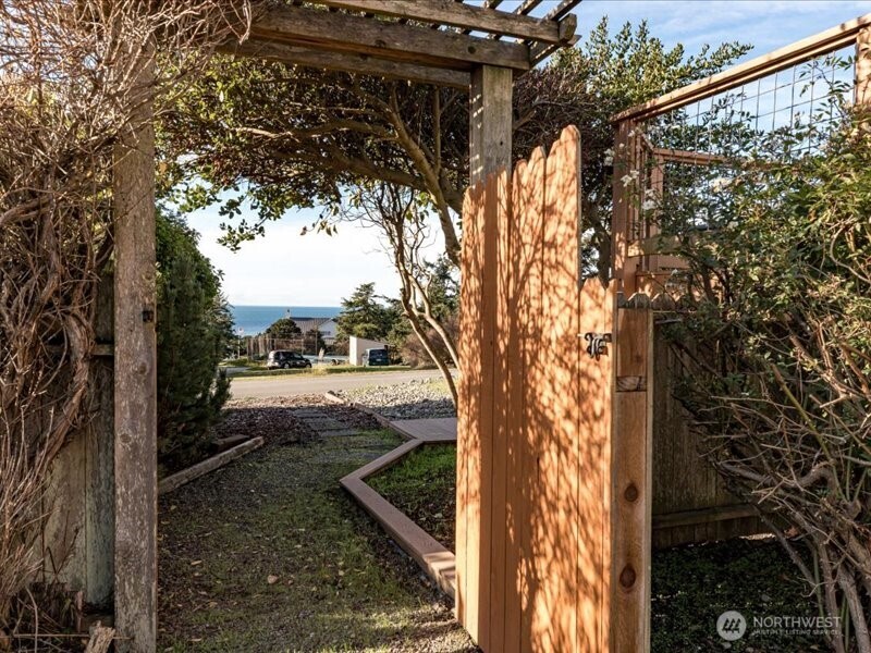 670 El Prado Avenue , Coupeville, WA 98239