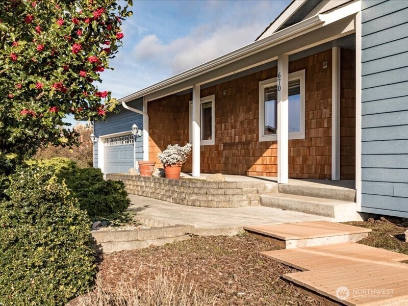 670 El Prado Avenue , Coupeville, WA 98239