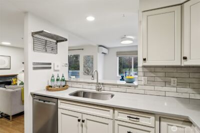 9242 Woodlawn Avenue N #B, Seattle, WA 98103 - Photo 12