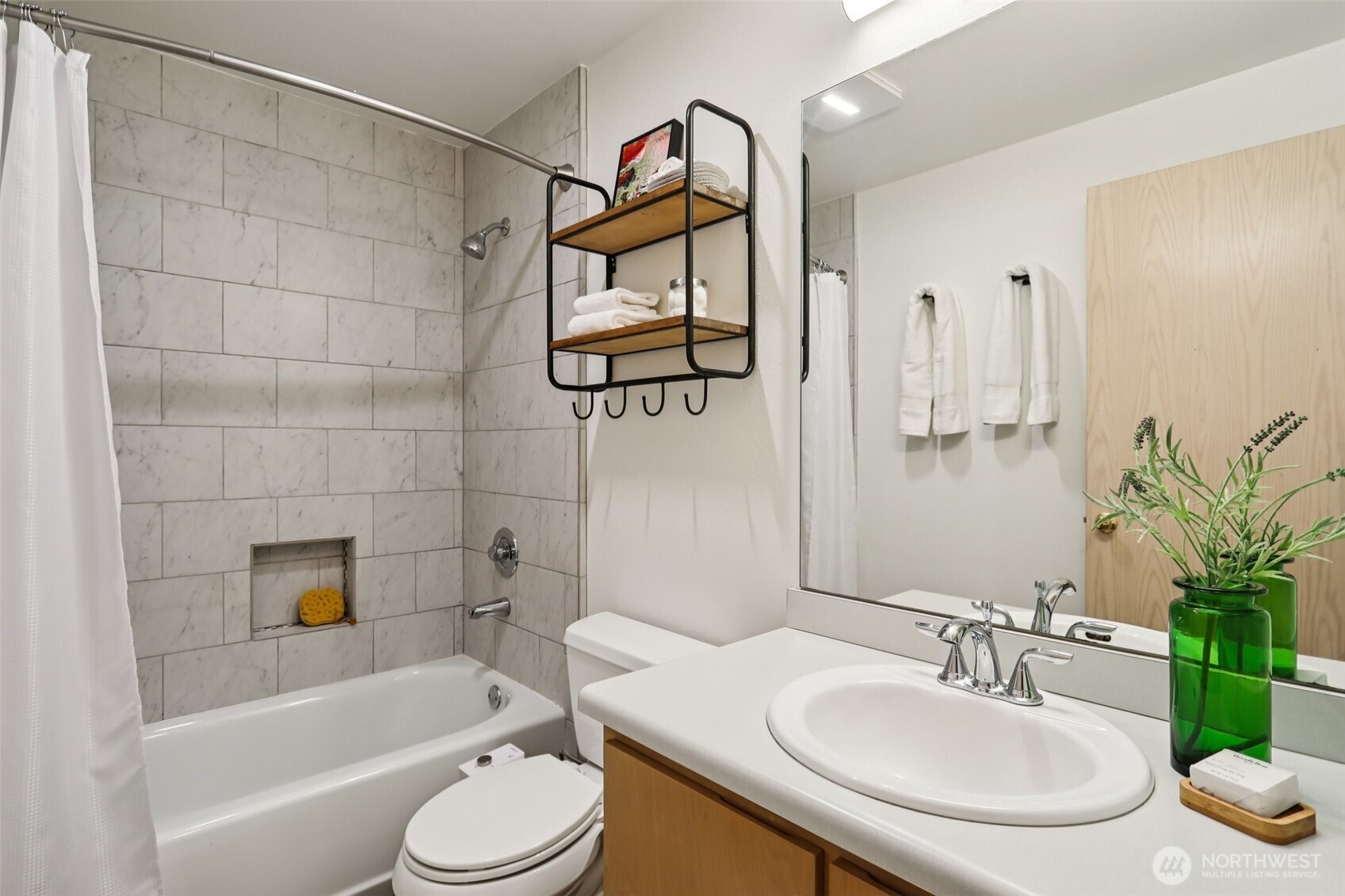 9242 Woodlawn Avenue N #B, Seattle, WA 98103