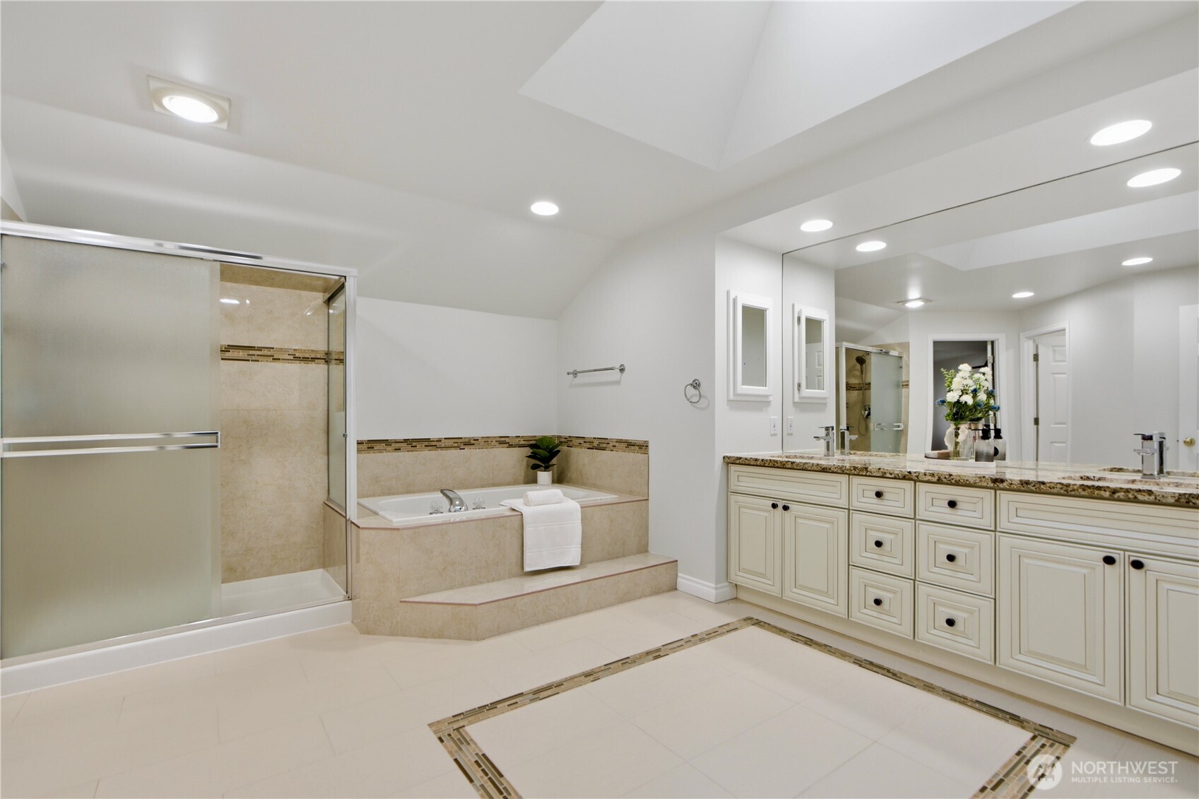 26419 NE 27th Dr , Redmond, WA 98053