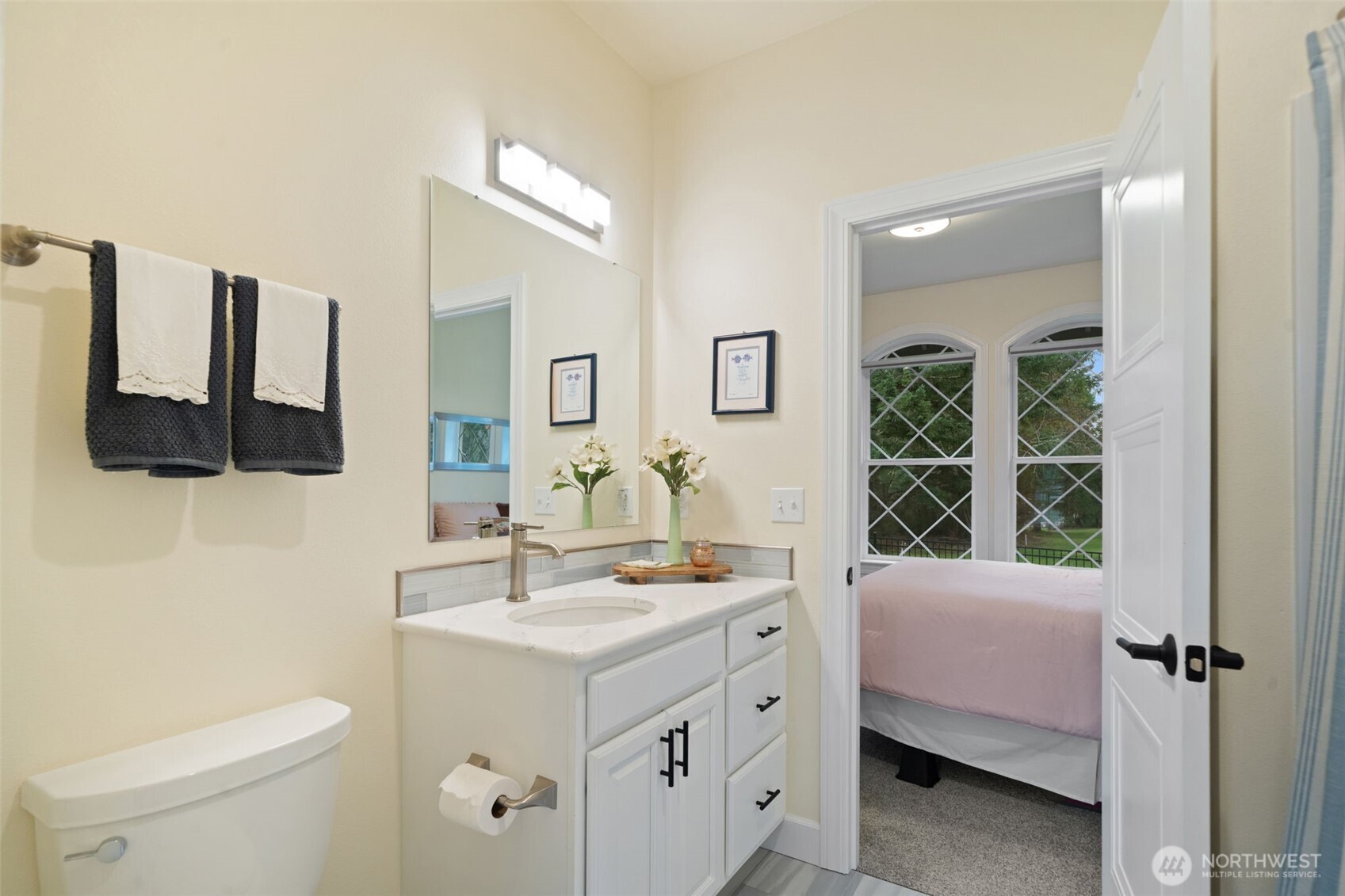 141 E Hofaker Road , Allyn, WA 98524