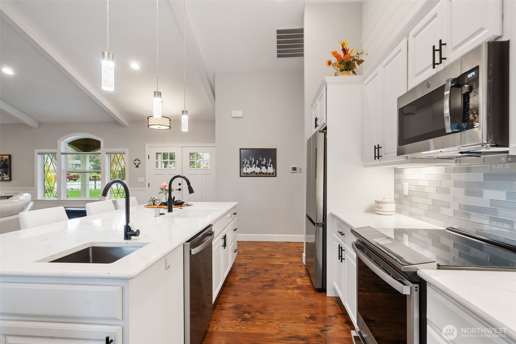 141 E Hofaker Road , Allyn, WA 98524