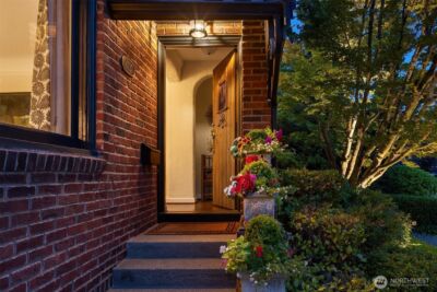 4737 46th Avenue NE, Seattle, WA 98105 - Photo 2