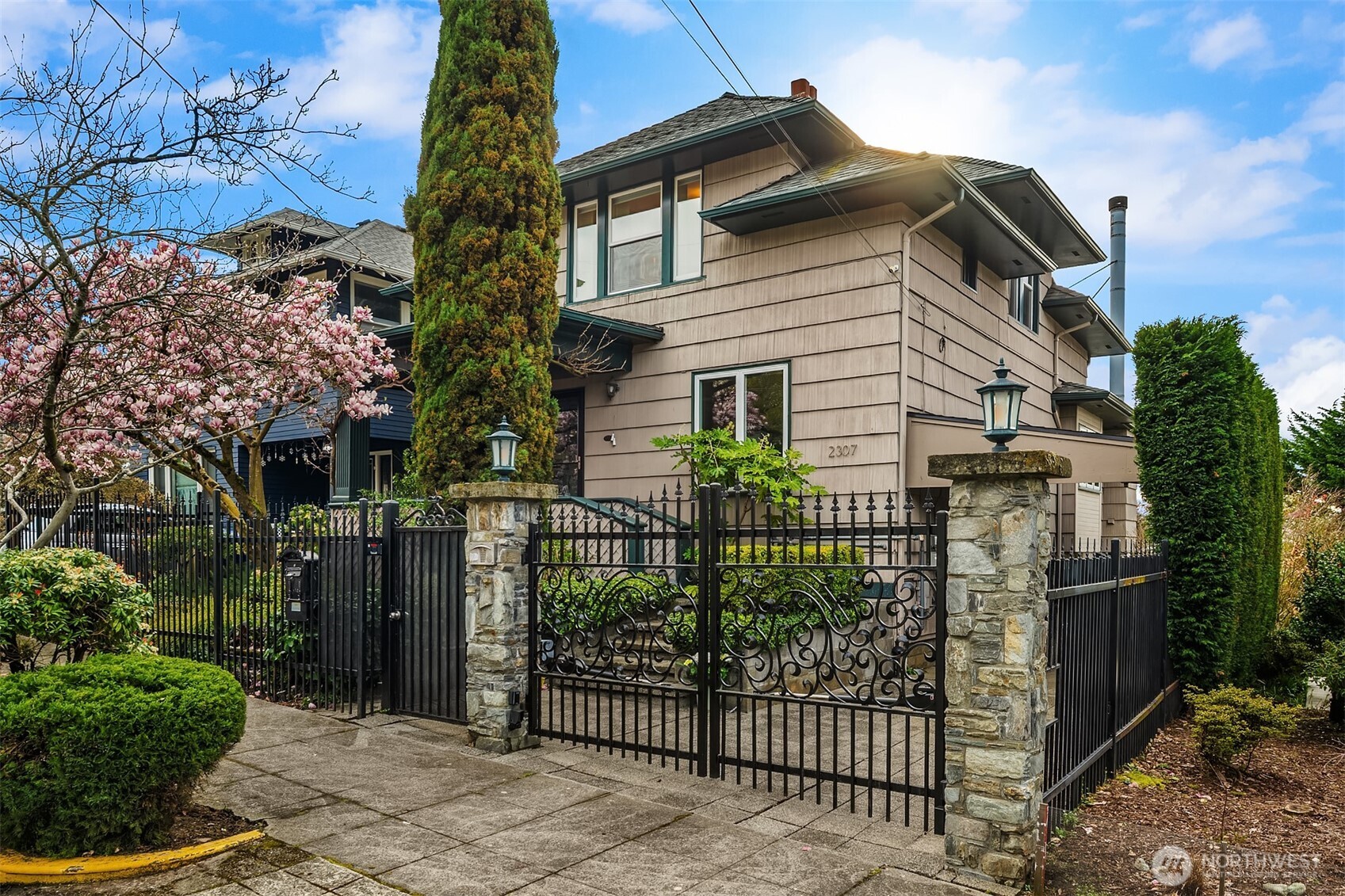 2307 Broadway E, Seattle, WA 98102