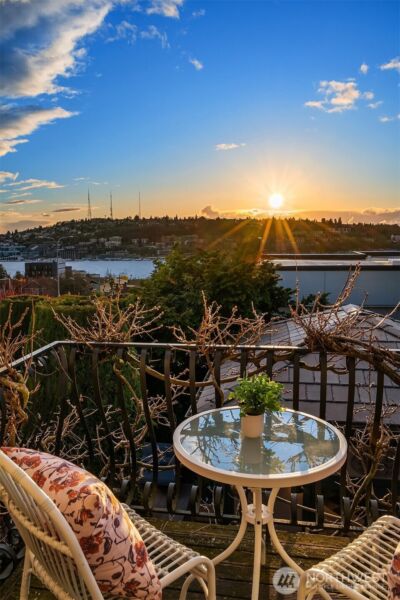 2307 Broadway E, Seattle, WA 98102 - Photo 11