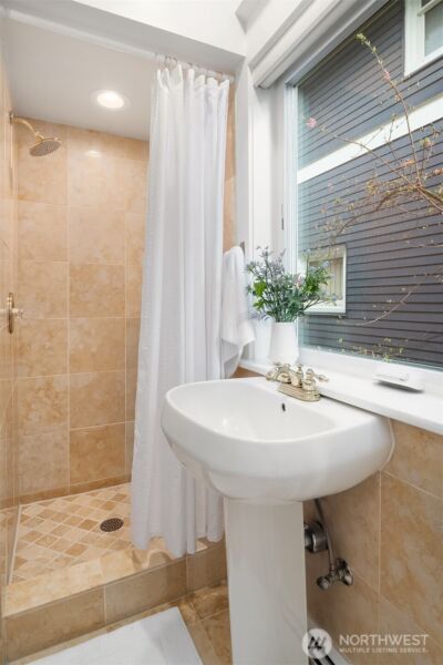 2307 Broadway E, Seattle, WA 98102 - Photo 18