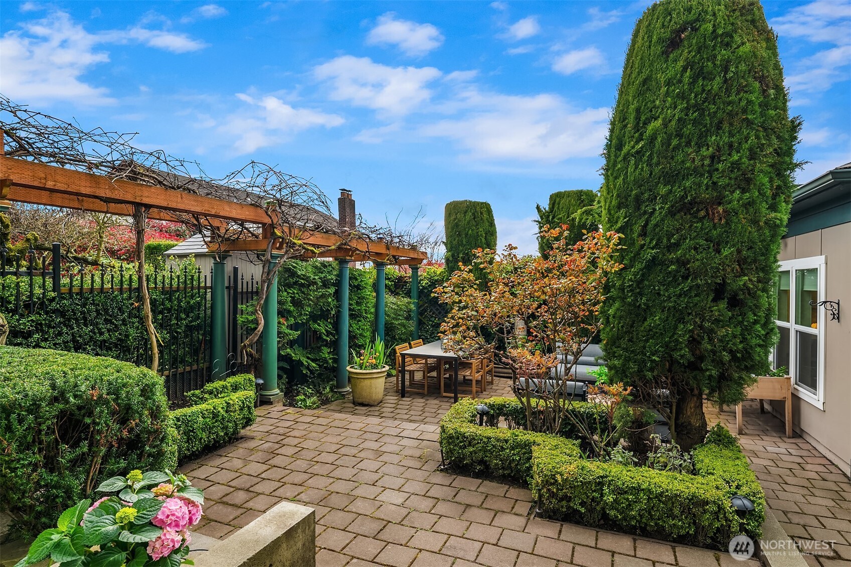 2307 Broadway E, Seattle, WA 98102