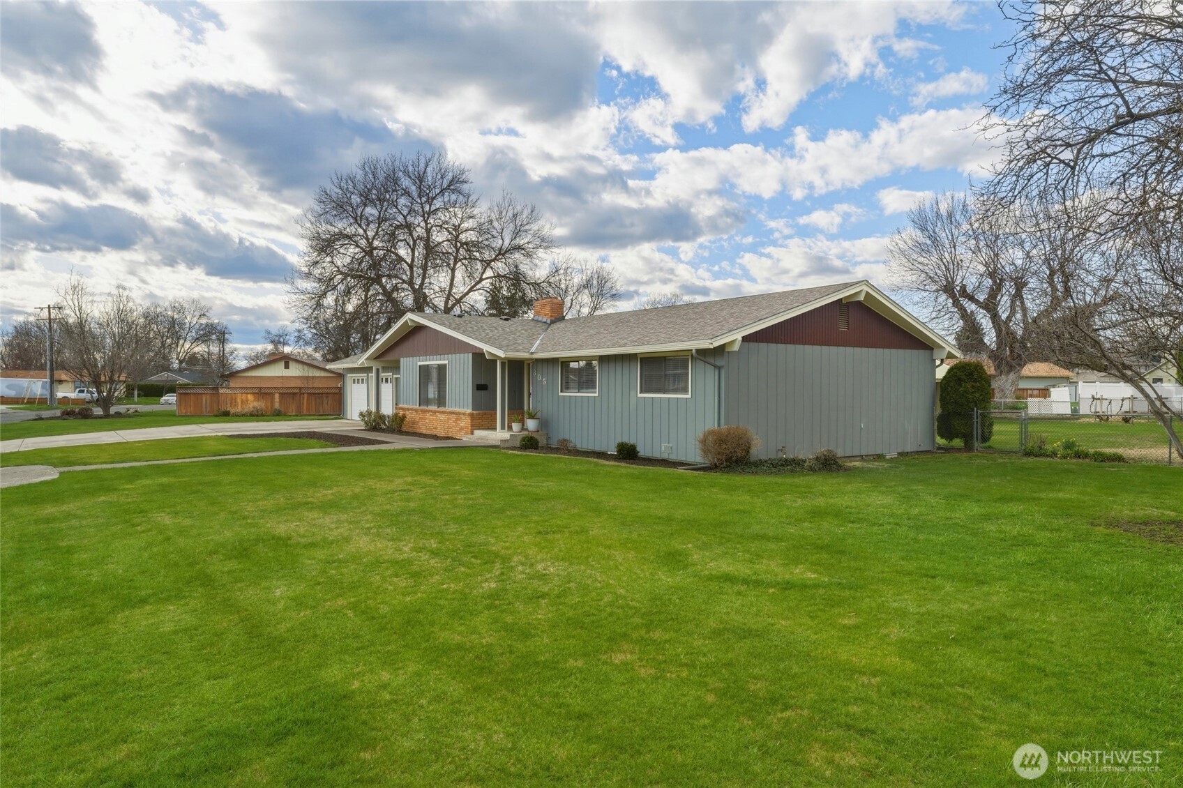 305 NE A Street , College Place, WA 99324