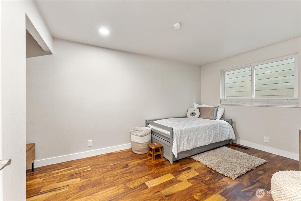 23990 Vinland Terrace NW, Poulsbo, WA 98370