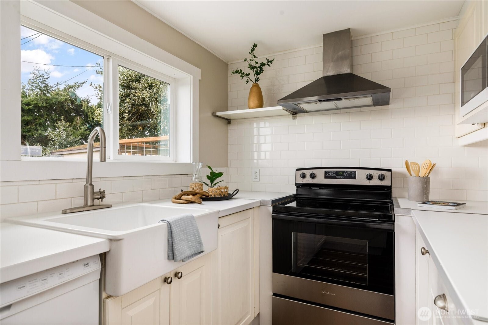 3661 Shorewood Avenue , Greenbank, WA 98253