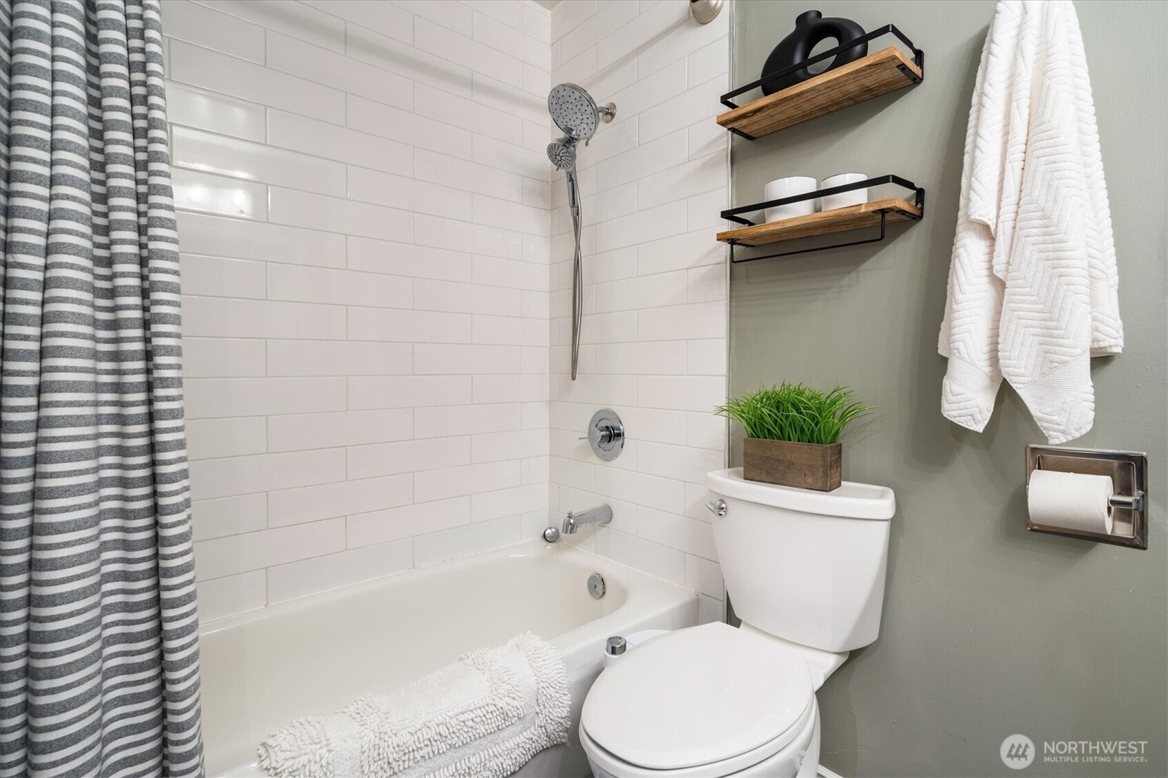 3820 NE 155th Place #403, Lake Forest Park, WA 98155