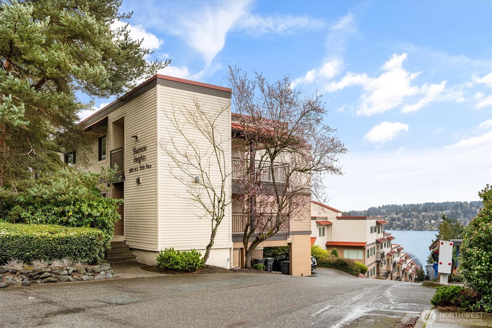 3820 NE 155th Place #403, Lake Forest Park, WA 98155