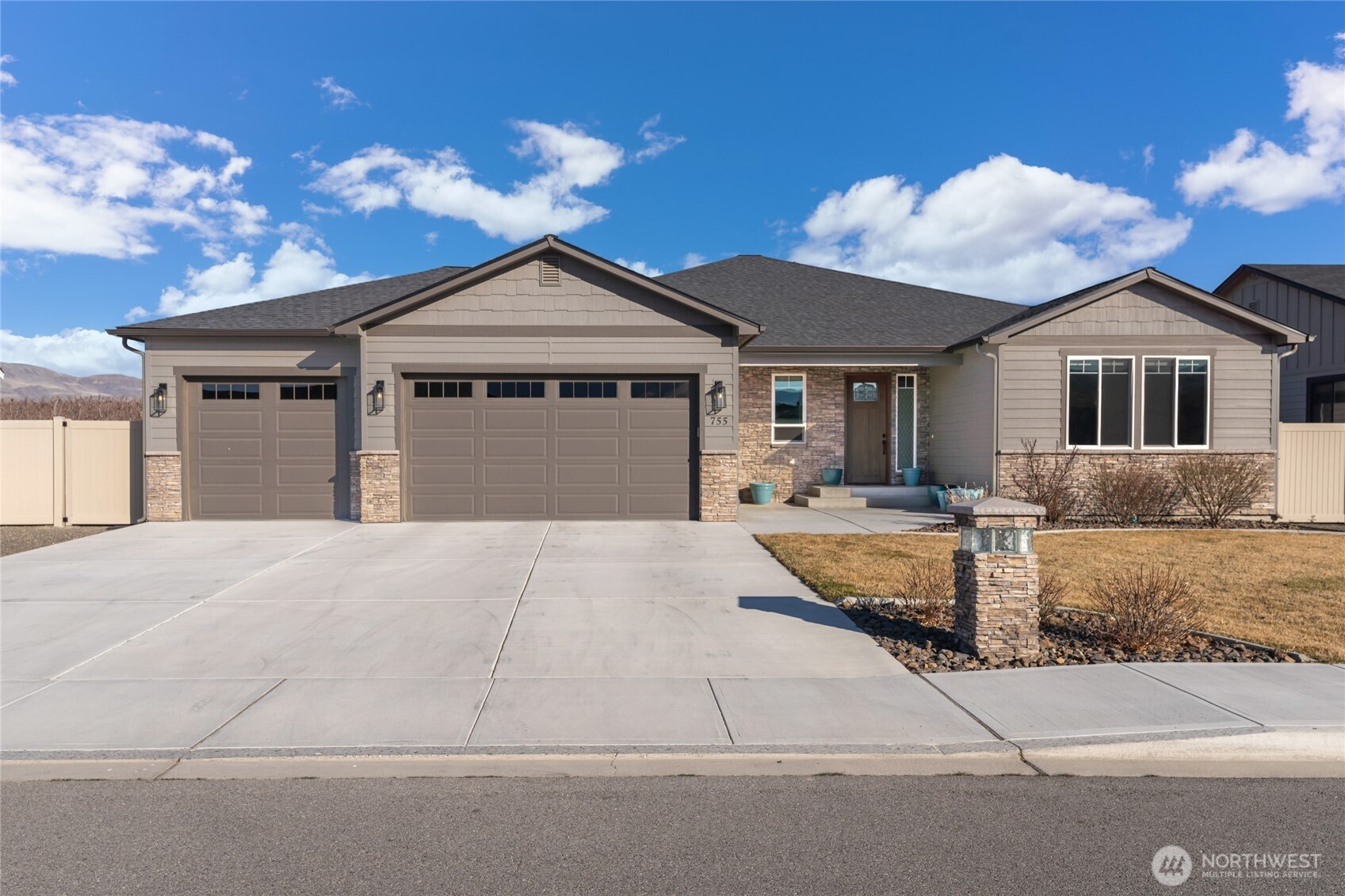 755 S Perry Avenue , East Wenatchee, WA 98802