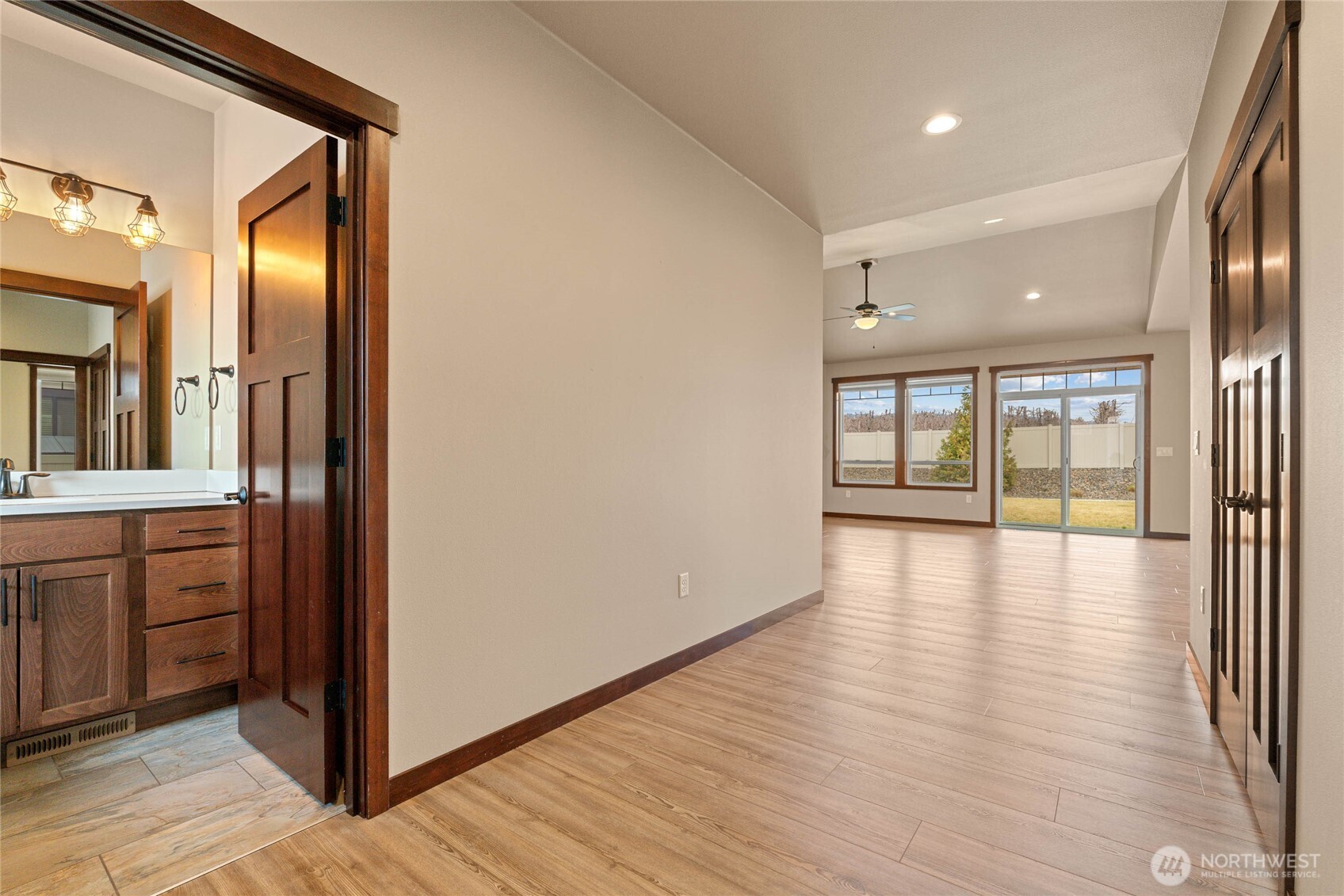 755 S Perry Avenue , East Wenatchee, WA 98802