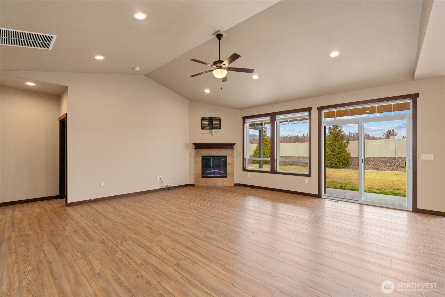 755 S Perry Avenue , East Wenatchee, WA 98802