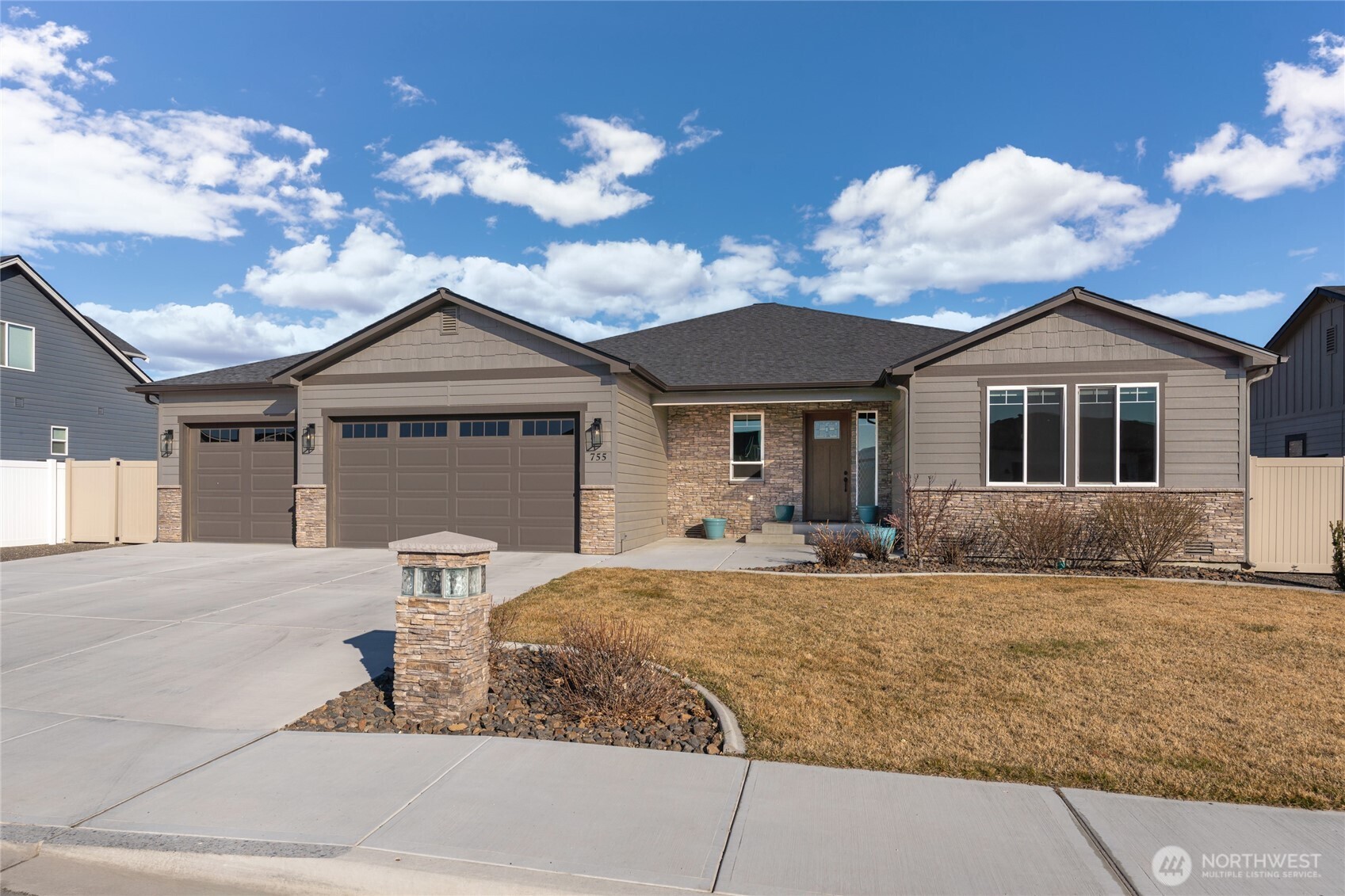 755 S Perry Avenue , East Wenatchee, WA 98802