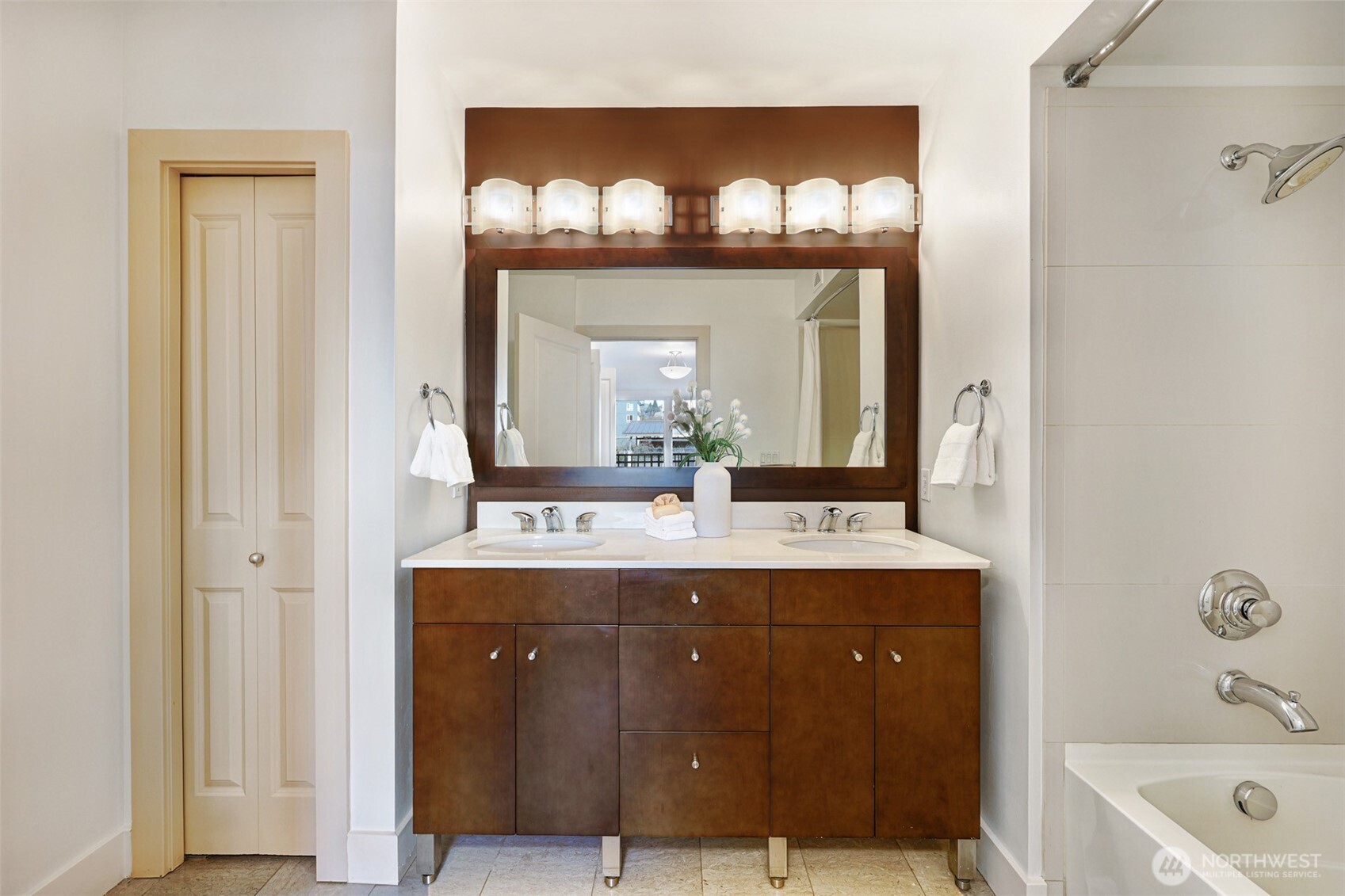 159 Denny Way #406, Seattle, WA 98109-4490