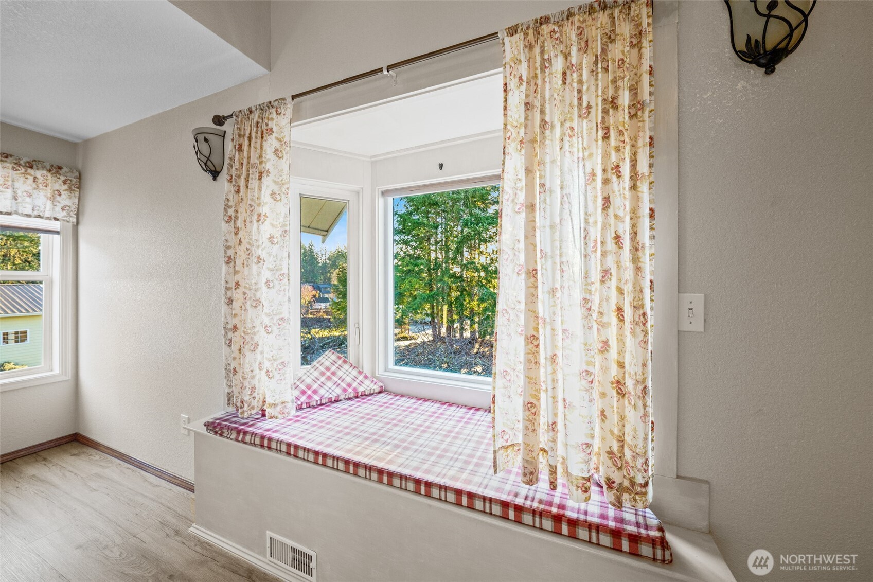 1911 E Island Lake Drive , Shelton, WA 98584