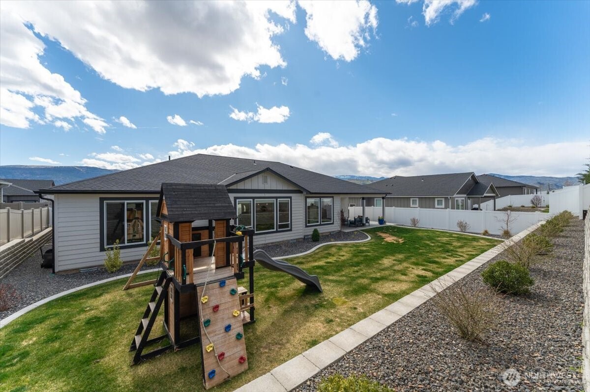 2637 Patriot Way SE, East Wenatchee, WA 98802