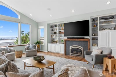 2411 SW Freund Street , Oak Harbor, WA 98277-8408