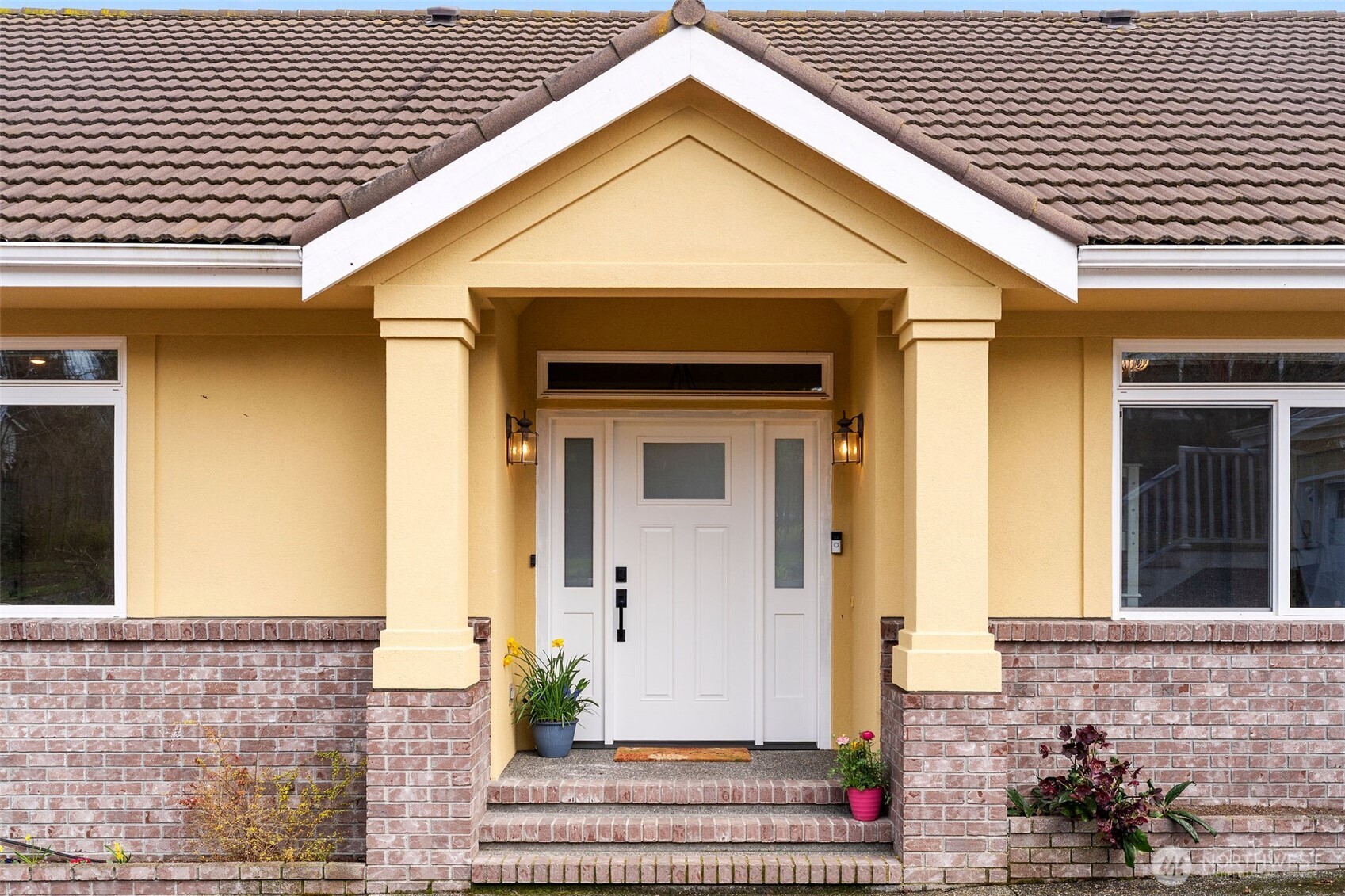 2411 SW Freund Street , Oak Harbor, WA 98277-8408