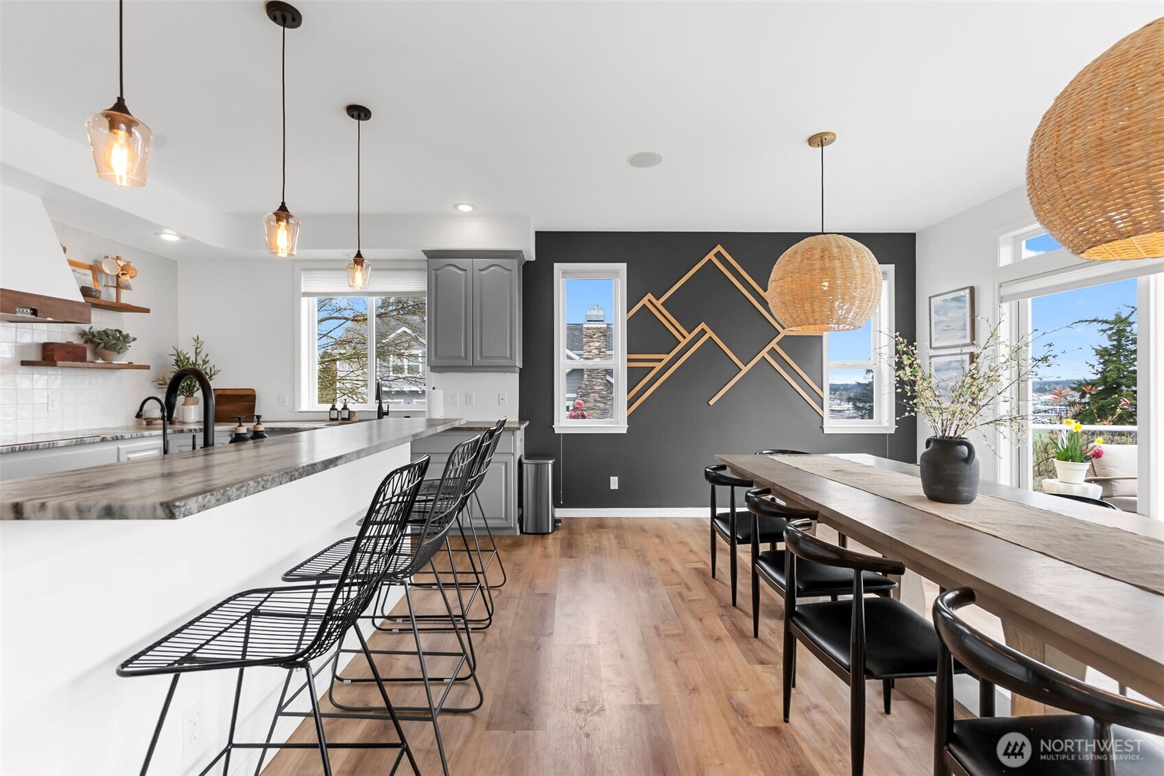 2411 SW Freund Street , Oak Harbor, WA 98277-8408