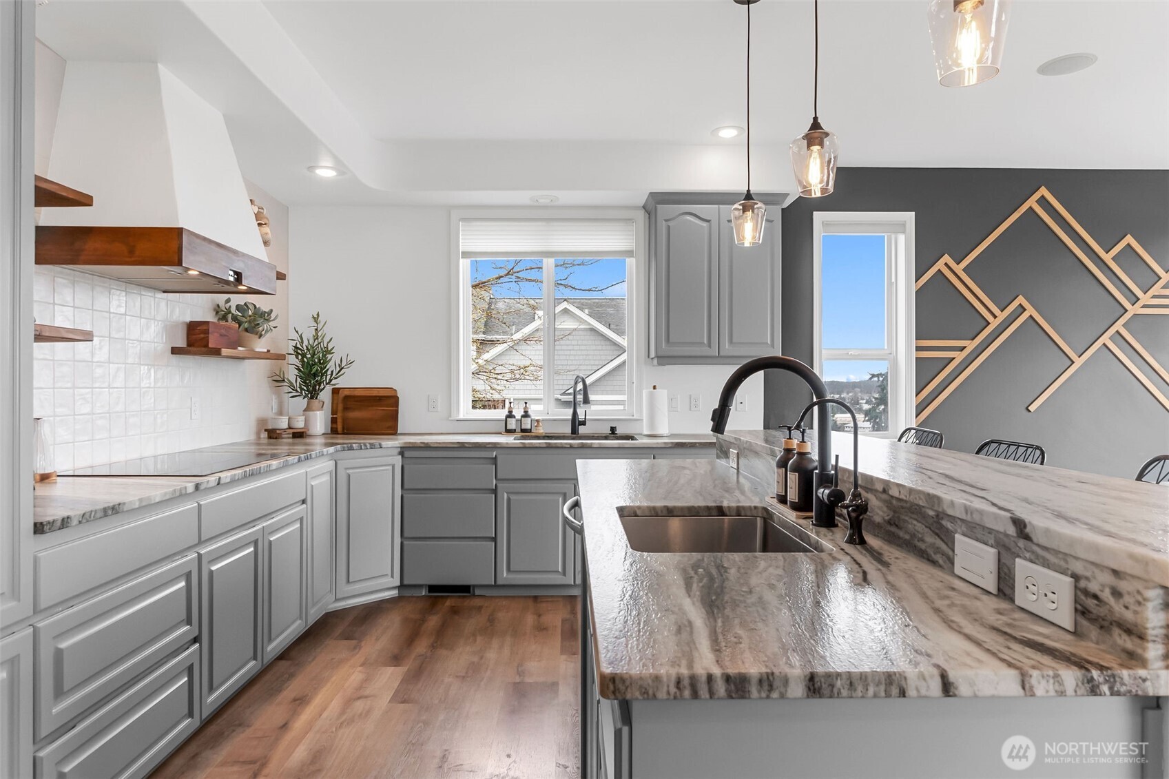 2411 SW Freund Street , Oak Harbor, WA 98277-8408