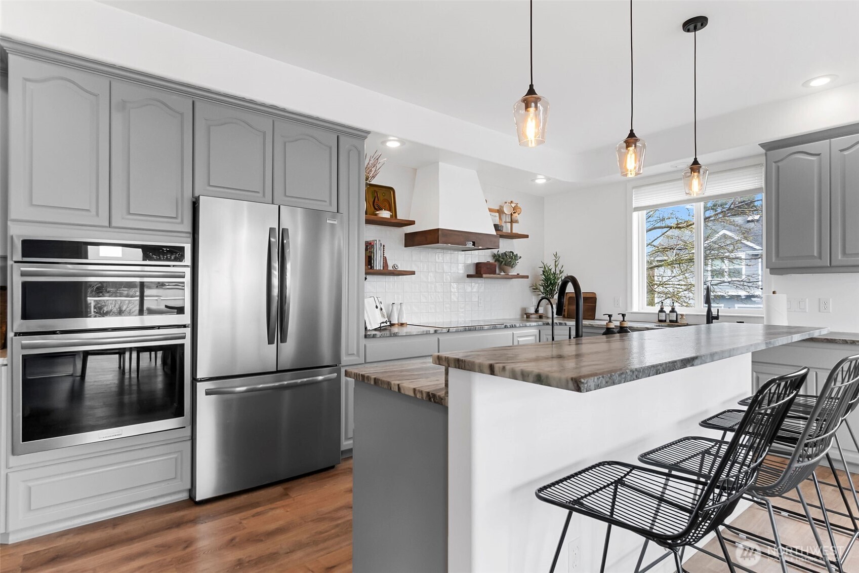 2411 SW Freund Street , Oak Harbor, WA 98277-8408